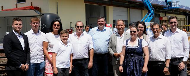 85 Jahre Holz Denzel, Wertingen – Familie Denzel (von links) Julian Denzel, Toni Denzel, Birgit Schretzmeir, Konstantin Denzel, Peter Denzel, Landrat Markus Müller, Bürgermeister Willy Lehmeier, Diana Denzel, Karin Denzel, Christoph Denzel, Florian Denzel | Foto: © Alois Denzel KG