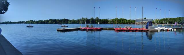 Der Maschsee ist ein Paradies für Segler, Ruderer, Tretbootfahrer und weitere Wassersportler. Die VW-Käfer sind Tretboote.