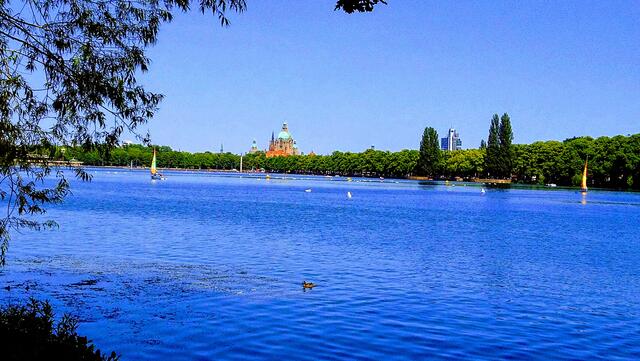 Hinter dem Leineschloss schaut der Turm der Marktkirche hervor. Rechts im Bild erhebt sich der Glaspalast der Nord LB.