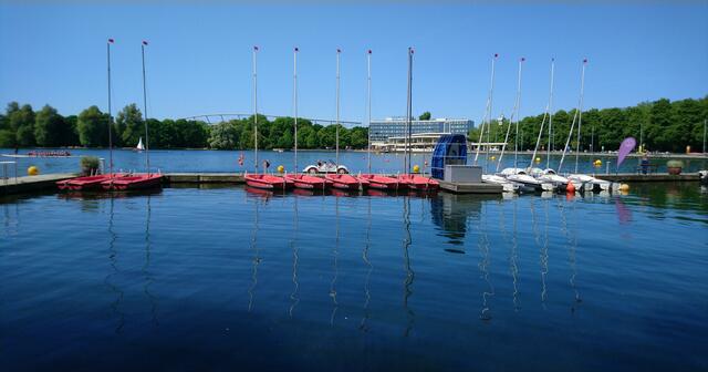 Im Hintergrund sind das Fußballstadion und die Hotelanlage am Nordufer zu sehen.