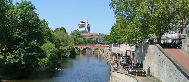 Blick auf die Leine und die Lokale am Hohen Ufer