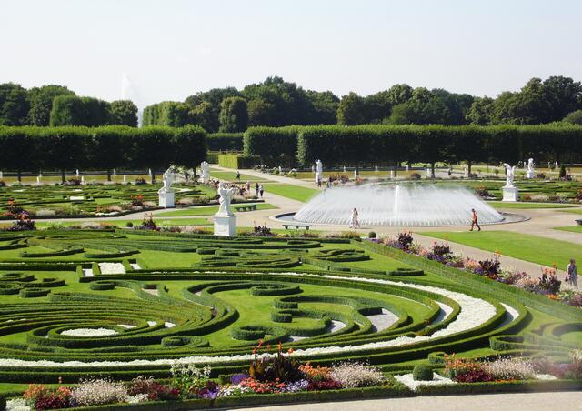 Das Große Parterre  mit der Glockenfontäne.