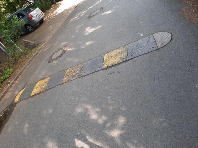 "Schwelle Nummer 3": Zwei socher Schwellen am Kindergarten in der Kolberger Straße. Die Stadt Langenhagen installiert  an vielen Stellen diese "Bodenschwellen", um die Kfz-Geschwindigkeit zu reduzieren und damit die Unfallgefahren zu verringern. Aber NICHT auf den Haupt-Schulweg-Unfallpunkten in Langenhagen. Was sind das für Schwellenängste angesichts explodierenden Unfallzahlen? 