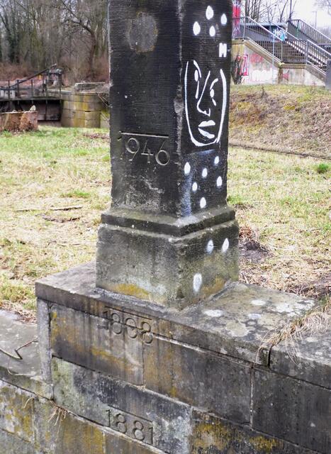 Der Wasserstandsmesser auf der Begrenzungsmauer des Kanals. Er zeigt besonders starke Hochwasser an. Das von 1946 war nach dem Krieg überaus schlimm. Linden wurde zu einer Insel. Im Landesarchiv am Waterlooplatz stand das Wasser bis zum zweiten Stock. Wertvolle Bücher, Dokumente und Urkunden sind verlorengegangen. Heute versucht man immer noch zu retten, was zu retten ist. Viele historische Schriftstücke werden aufgearbeitet. Arbeit auch für kommende Generationen.