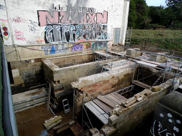 Die Schäden waren viel größer, als zunächst angenommen. Sie wurden erst sichtbar, als das Wasser abgeleitet war. So stiegen die Gesamtkosten von 3,6 Millionen auf fast das Doppelte. 