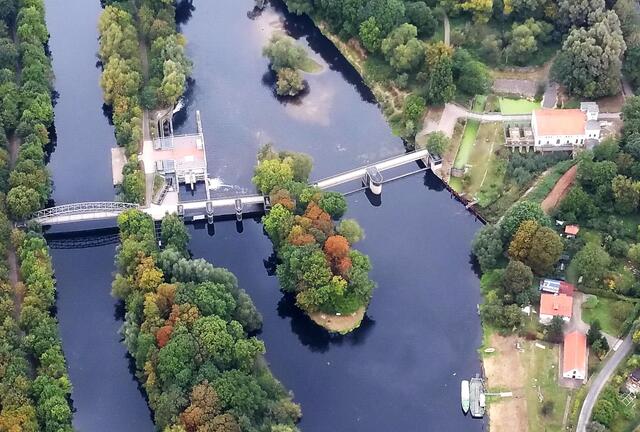 Von links: Der Leineverbindungskanal, die Leine mit ihren Inseln und in grün, noch zur Sanierungszeit, der Ernst August Kanal. Ein Stück weiter hat an ihm vermutlich im 12. und 13. Jahrhundert die Burg Limmer gelegen. Reste sind nicht mehr vorhanden. 