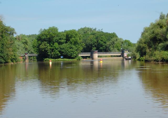 Hier trennen sich die Wasserströme. Links der Leineverbindungskanal, der an der neuen Wasserstadt vorbei zum Mittellandkanal führt. Rechts die Leine, die sich von hier aus in vielen Mäandern durch die nördliche Leinemasch windet.