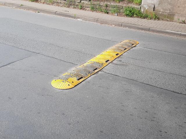 "Schwelle Nummer 1": Niedersachsenstraße. Die Stadt Langenhagen installiert  an vielen Stellen diese "Bodenschwellen", um die Kfz-Geschwindigkeit zu reduzieren und damit die Unfallgefahren zu verringern. Aber NICHT auf den Haupt-Schulweg-Unfallpunkten in Langenhagen. Was sind das für Schwellenängste angesichts explodierenden Unfallzahlen? 