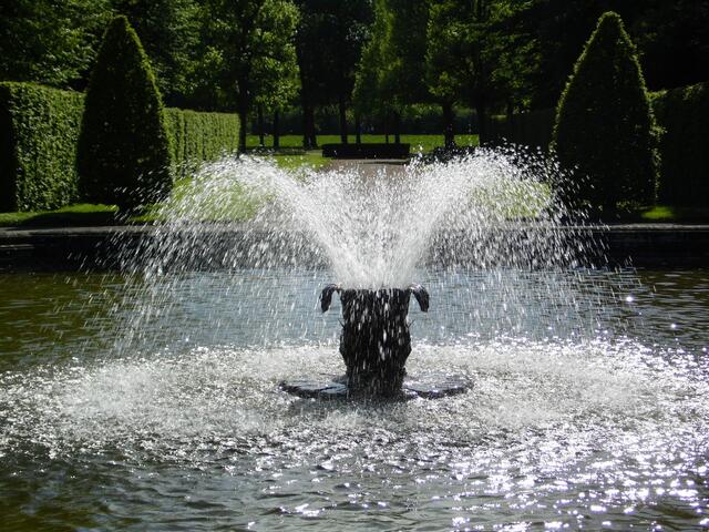 Den vielen Wasserspielen wurde und wird Wasser aus der Graft zugeführt, die es aus der Leine bezieht.