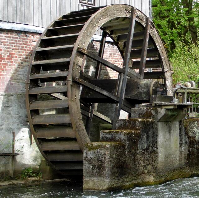 Wasserräder, ähnlich diesem, trieben die Pumpen an. Heute funktioniert die alte Technik wieder. Und sie muss häufig laufen und gepflegt werden, damit sie nicht einrostet.