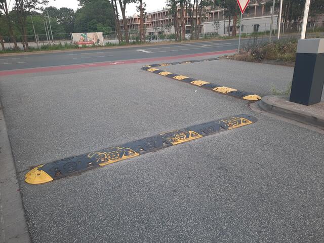 Erfolgreicher Schutz: Warum nicht so, auch an anderen, ähnlichen 🚲Fahrer-Verletzungs-Häufungspunkten? 100(!) Prozent Schutz bot die diese sogenannte "Knabe-Welle" an der Ausfahrt der "Wasserwelt" den vielen dort zwangsweise in beiden Richtungen passierenden Radfahrenden. Benannt wurde diese Bodenschwellen-Anordnung  nach dem früheren Langenhagener Ratsherren Werner Knabe, der diesen Vorschlag erfolgreich in den Verkehrsausschuss einbrachte - und so für absolute 🚲-Unfall-Freiheit an dieser Stelle sorgte: Geht also. Und warum geht das nicht auch gleich nebenan an den 🚲-Unfall-Häufungspunkten "Niederrader Allee" und "Robert-Koch-Straße"?