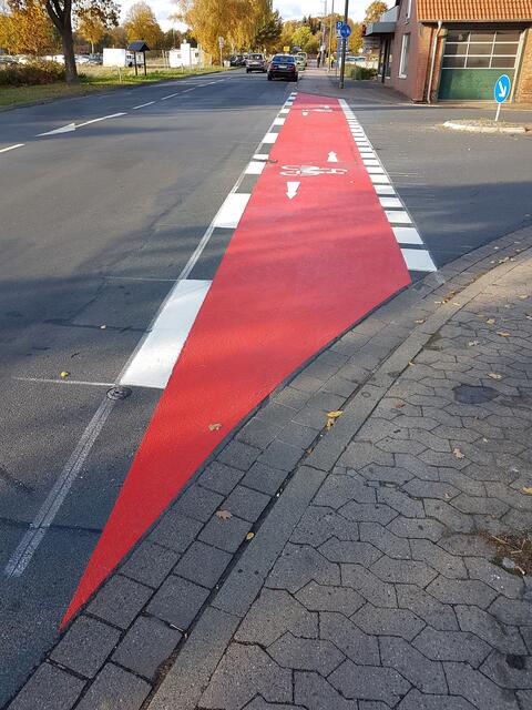 "Falle Nummer 3". Vorhersehbar und seit Jahren bekannt:  Auch diese Markierung verhindert nicht, dass auf diesem Schul-🚲-Weg mit ausgeschilderten Zwang zum "Geisterradeln" Personen am Steuer von Pkw viele, viele 🚲-Unfälle verursachen. Sie fahren einfach weiter, obwohl sie dort keine Vorfahrt haben. Nichtsnützige Reaktion der Stadt Langenhagen: Sie ließ am 30. Mai 2023 die Farbe erneuern. DAS ändert bekanntermaßen gar nichts, es werden weitere 🚲-Unfälle mit Körperschädigung folgen.