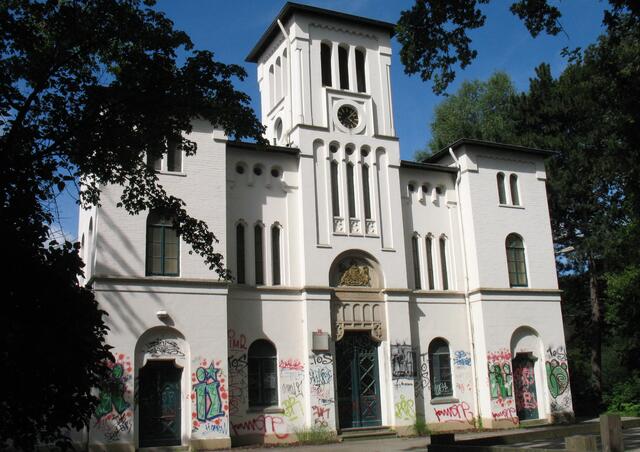 Vor der Sanierung bot die Wasserkunst keinen schönen Anblick mehr. Mit Graffitis war sie beschmiert. Jetzt sind überall Überwachungskameras angebracht.