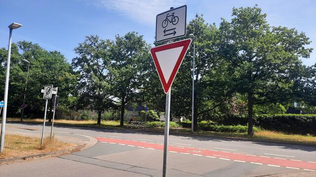 "Falle Nummer 1" für Radfahrende, und noch dazu auf dem Radweg zum neuen Gymnasium Langenhagen: Weder das Vorfahrtsschild noch die Radfahrerfurt auf dem Straßenbelag verhindern, dass Personen am Steuer von Kfz die Radfahrer verletzen, indem sie ihnen die Vorfahrt nehmen. - Seit Jahren Unfälle, seit Jahren bekannt. Reaktion aus dem Rathaus: "Es sind ja nicht genug Unfälle, um was zu verändern."