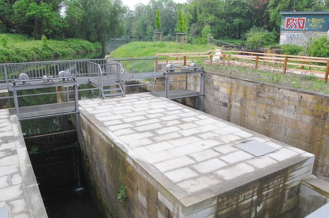 Die sanierten Schleusen des Ernst August Kanals, der 800 Meter weiter in die Leine mündet.