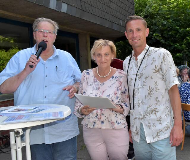 v.l.: Dirk Battker, Vize-Bezirksbürgermeisterin Gabi Jakob, Regionsabgeordneter Angelo Alter