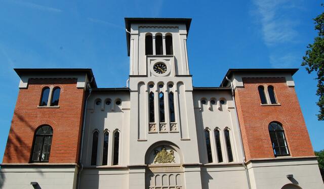 Der Putz wurde entfernt, der alte aus dem 19. Jahrhundert wieder freigelegt. Ein ungewohnter, aber schöner Anblick.