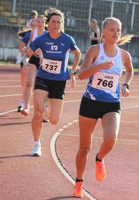 Bettina Sattler (Mitte) im Rosenaustadion über 800 Meter 