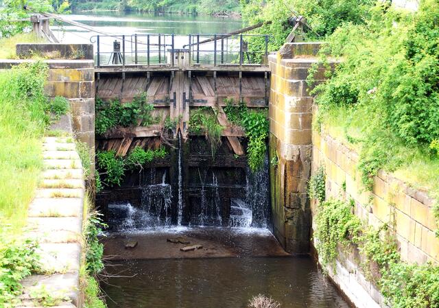 Das historische Schleusentor des Ernst August Kanals. 