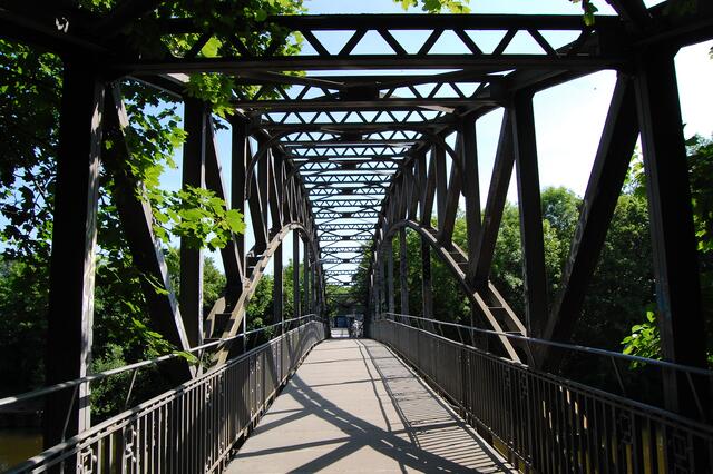 Über dieses Brücke des Leineverbindungskanals erreichen wir das westliche Ufer, wo der Stadtteil Limmer beginnt. Jahrelang war dieser Weg wegen der Sanierung gesperrt. Nun ist er wieder frei. 