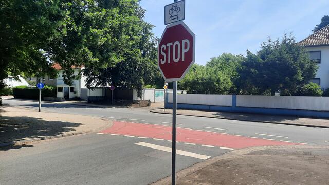 "Falle Nummer 2" für Radfahrende an der Robert-Koch-Straße in Langenhagen: Zum gefährlichen "Geisterradeln" zwingt die Verwalttung der Stadt Langenhagen die Radfahrenden, ohne eine "wirklich" ausreichende Absicherung. Datenquelle für die Unfallarten und für die Unfallzahlen: Internet-öffentliche Daten der Polizei Langenhagen.