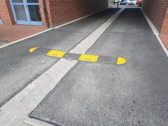 "Schwelle Nummer 2": Walter-Raap-Weg. Die Stadt Langenhagen installiert  an vielen Stellen diese "Bodenschwellen", um die Kfz-Geschwindigkeit zu reduzieren und damit die Unfallgefahren zu verringern. Aber NICHT auf den Haupt-Schulweg-Unfallpunkten in Langenhagen. Was sind das für Schwellenängste angesichts explodierenden Unfallzahlen? 