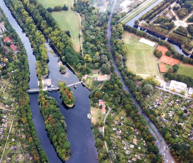 Zwischen der Leine und der Straße ist sie am Ende des Wehrs erkennbar. Sie leitete das Leinewasser zur Graft, der Kanal, der den Großen Garten umgibt.