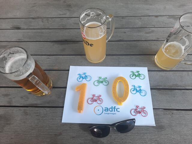 EINLADUNG, könnte gemütlich werden: Am Dienstag, den 27. Juni 2023, treffen sich ADFC-Mitglieder und radinteressierte Gäste auf der Terrasse des neu wieder-eröffneten  "Leibniz 56"/SCL zum "10-Jahre-ADFC-Langenhagen-Stammtisch".