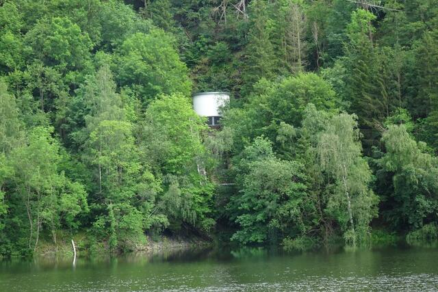 ein sogenanntes Wasserschloss an der Wendefurther Talsperre , es hat die Aufgabe Druckschwankungen in Pumpspeicherwerken auszugleichen 