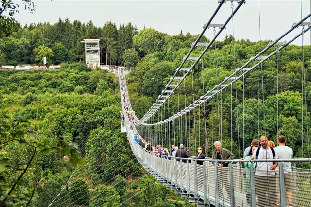die 458 m lange Hängebrücke an der Rappbodetalsperre, am Turm ist der 
 der Start beginnt zur bis zu 90km/h schnellen Fahrt auf der Doppelseilrutsche beginnt vom Turm aus