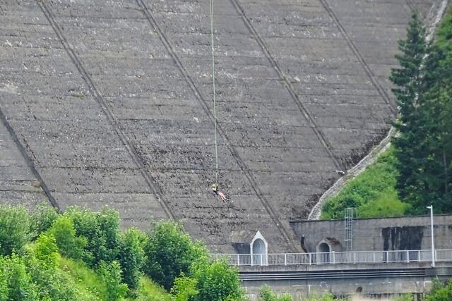 an der 458 m langen Hängebrücke (TITAN-RT) besteht die Möglichkeit,  einen Pendelsprung 75 m tief im freien Fall  zu unternehmen (GIGASWING)