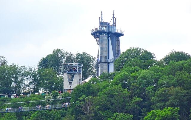die beiden Türme (Startturm Doppelseilrutsche) und Aussichtsturm und Teil der Hängebrücke