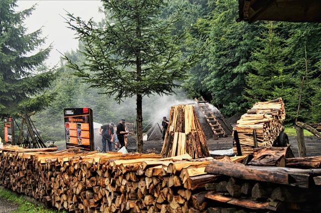 Museumsköhlerei Stemberghaus - Aufschichtung der Buchenholzscheite