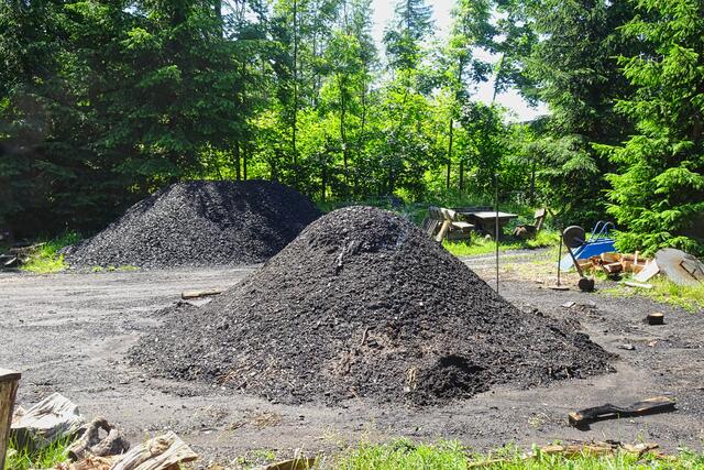 Museumsköhlerei Stemberghaus - hier ist der Schwelprozess im Erdmeiler fast abgeschlossen, die Holzkohle kann entnommen werden