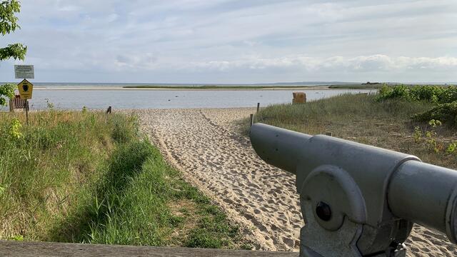 Eine Aussichtsstation am Nordstrand von Poel: Deutlich ist die Vogelschutzinsel Langenwerder mit dem kleinen Haus und den vorgelagerten Sandbänken zu sehen.