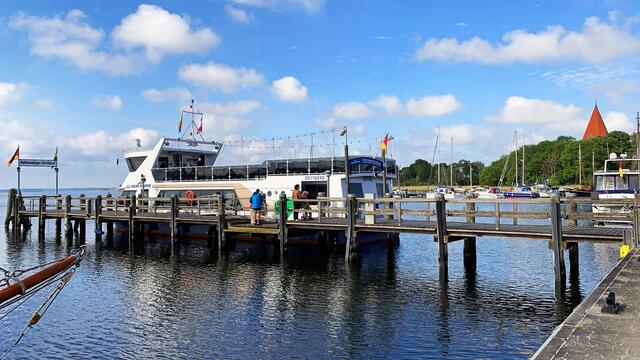Schiffsanleger am Hafen von Kirchdorf.