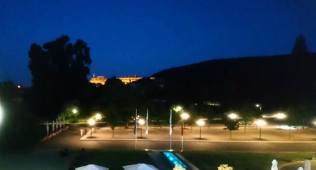 Abends wird das Schloss illuminiert.