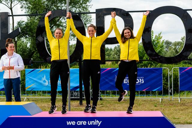 Hurra, die zweite EM Medaille für Elena Lilik (rechts), hier im C 1 Damen Team mit Andrea Herzog (links) und Nele Bayn (Mitte). | Foto: Philipp Reichenbach Text und Fotos