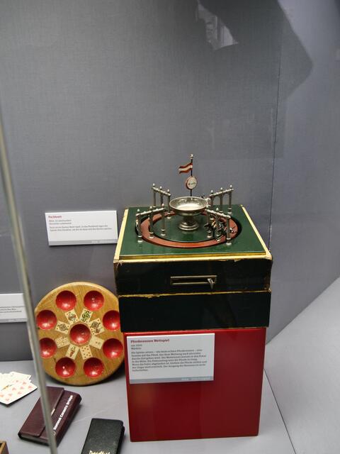 Pferderennen als Wettspiel - mechanisch werden zufällige Siege produziert.
Bitte Lupe nutzen um Beschreibung zu lesen