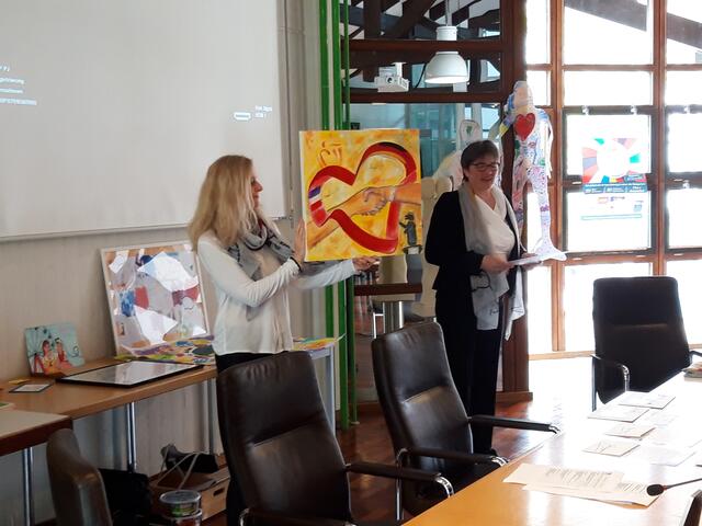 Ein Herz für die Partnerschaft: Astrid Fritsch und Andrea Gärtner vom Vorstandsteam des Meitinger Partnerschaftskomitees präsentieren die Kunstwerke der Gewinner.  | Foto: Martin Stäbe