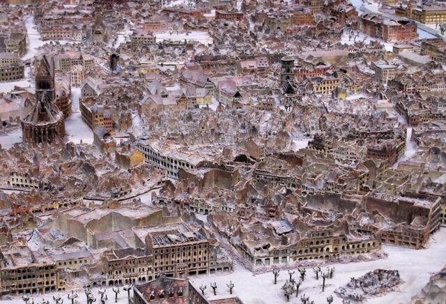 Im Zweiten Weltkrieg wurden über 95 Prozent der Stadtmitte zerstört. Wie durch ein Wunder blieb das alte Haus in der Burgstraße 12 erhalten. Nach rechts oben ist die Kreuzkirche erkennbar. Etwas links darüber das alte Fachwerkhaus. 