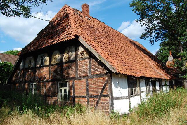 Seit Mitte der Achtzigerjahre wird das Bauernhaus nicht mehr bewohnt und verfällt. 