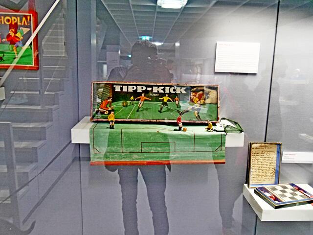 Die erste Version....habe ich mit Begeisterung gespielt nach 1954, aber Weltmeister wurde ich  nicht.
Beim nächsten Besuch nehme ich Polfilter mit.😉