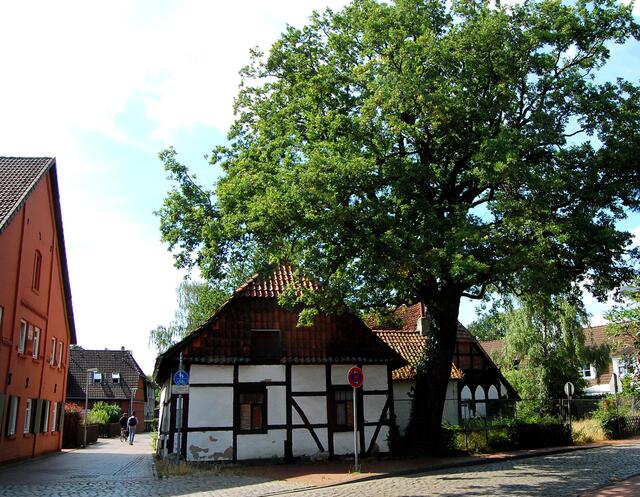 Der Anbau an der Pinkenburger Straße, das "Altenteil", könnte aus dem 19. Jahrhundert stammen. In ihm lebten die Eltern des jeweiligen Bauern.