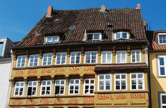 Gegenüber dem Durchgang zur Kreuzkirche befindet sich das älteste Fachwerkhaus Hannovers.
