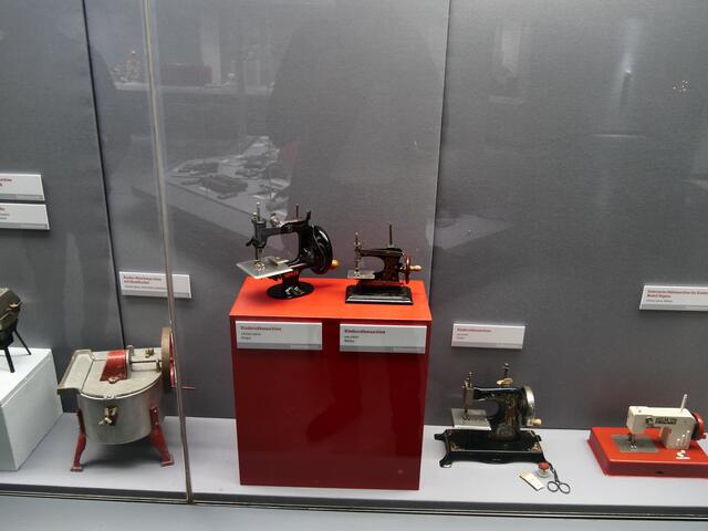 Kindernähmaschinen von 1950 , 1900, 1930 und 1960