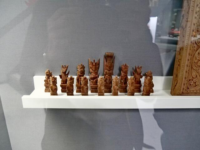 Ich finde ungewöhnliche Schachfiguren schön, aber spielen möchte ich damit eher nicht.