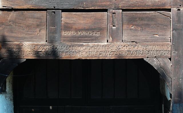 "Godt der Here bewahre dieses Haus auch alles was da geidt in und aus. De Segen des Hern machet reich ohne Mühe. Anno 1619 den 12. Marti."
So steht es auf dem Balken über dem Eingangstor geschrieben.
