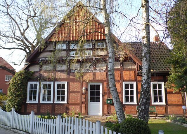 Ein Nachbarhaus zeigt sich in einem vorbildlichen Zustand.