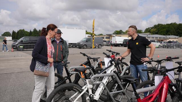 Michael Peuckert (rechts) erklärte Besuchern die jüngst vom ADAC getesteten E-Mountain-Bikes. 

 | Foto: C by ADAC/Karin Leisner